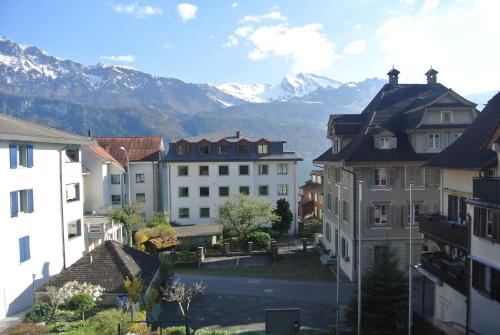 eine Stadt mit Gebäuden und Bergen im Hintergrund in der Unterkunft Gasthaus Tübli Gersau in Gersau
