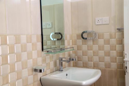 a bathroom with a sink and a mirror at Sethum Villa Plus in Unawatuna