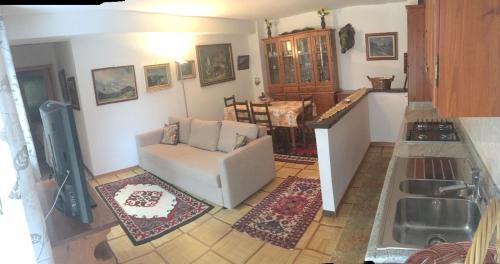 ein Wohnzimmer mit einem Sofa und einem Tisch in der Unterkunft Paradiso delle Nevi in Sestriere