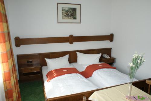 En eller flere senge i et værelse på Haus Fallesin