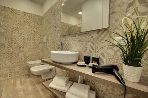 un baño con lavabo y espejo en Castello - Laguna Luxury Residence by Wonderful Italy, en Venecia