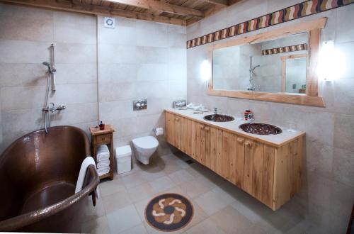 a bathroom with a sink, toilet and bathtub at Hotel Rangá in Hella