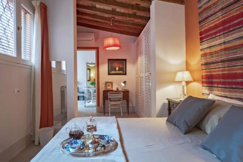 Un pat sau paturi într-o cameră la Drom Florence Rooms & Apartments