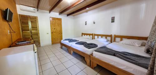 Postel nebo postele na pokoji v ubytování Mapi's Cabins