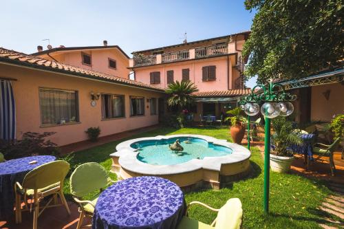 a backyard with a swimming pool in the yard at Hotel Sonia in Forte dei Marmi