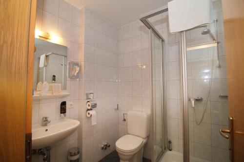 A bathroom at Gasthof Huber