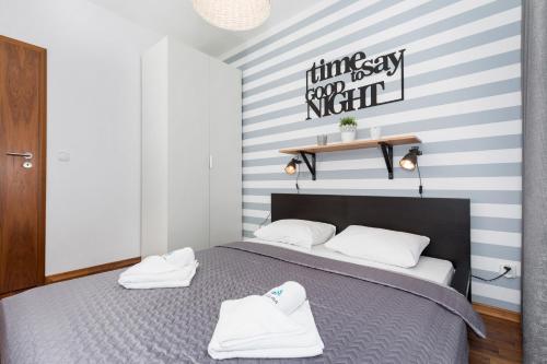 Säng eller sängar i ett rum på Platan Apartments Świnoujście Center IV by Renters