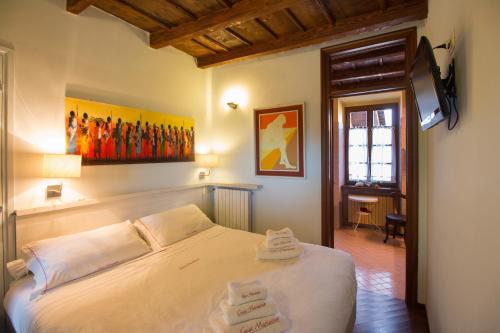 a bedroom with a bed with two towels on it at Casamariuccia in Massino Visconti