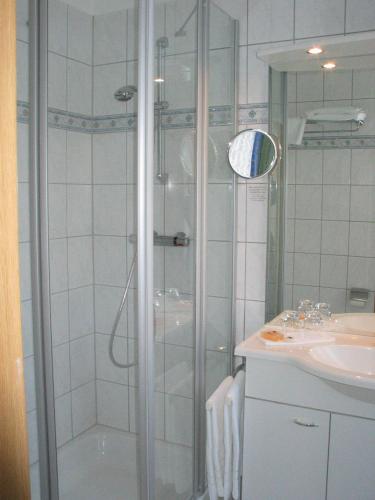 a bathroom with a shower and a sink at Hotel Winzerverein in Zeltingen-Rachtig