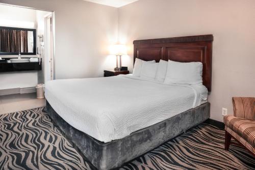 a hotel room with a bed and a chair at Astoria Rivershore Motel in Astoria, Oregon