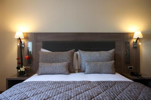 a bedroom with a large bed with pillows at Sky Casa Airport in Nouaseur