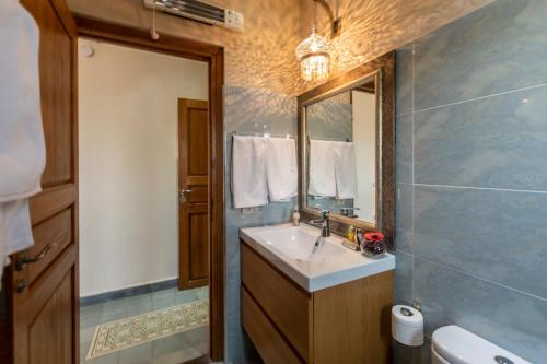 a bathroom with a sink and a mirror at Hôtel Riad Airport Marrakech in Marrakech