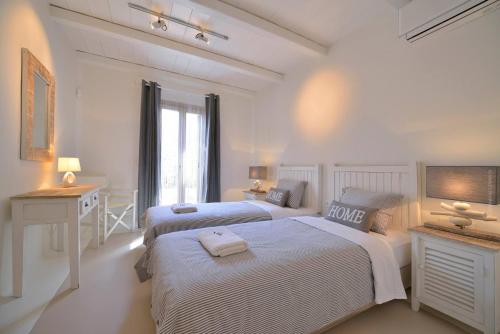 Postel nebo postele na pokoji v ubytování Villa Galatia by Thalassa Residence Mykonos