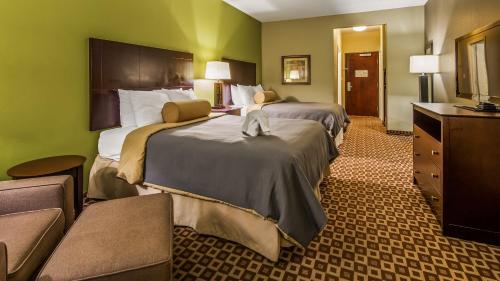 Best Western Plus Chalmette Hotel في تشالميته: غرفه فندقيه سريرين وتلفزيون