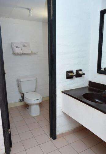 Un baño de Hotel El Rancho