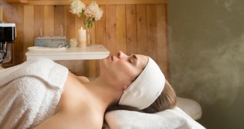 a woman with a bandaged head in a bath room at Auberge Spa & Beaux Reves in Sainte-Adèle