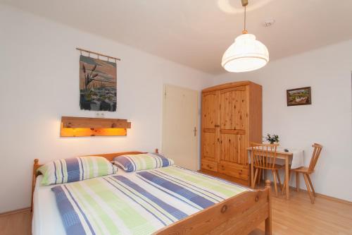 une chambre avec un lit et une table dedans dans l'établissement Lug ins Land, à Spittal an der Drau