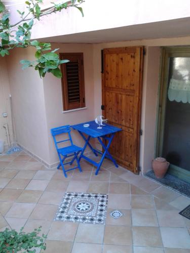 a blue table on the patio of a house at Casa Pein in Carloforte