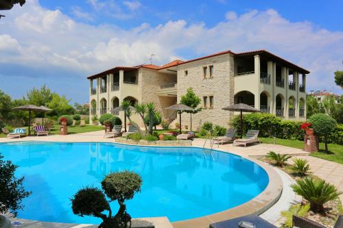 una gran piscina frente a un edificio en Country Inn, en Kallithea Halkidikis