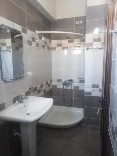 Bilik mandi di Vila Zeqo Muka