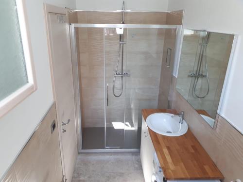 ヴェンティミリアにあるIl Casotto del Nonnoのバスルーム(シャワー、シンク、シャワー付)