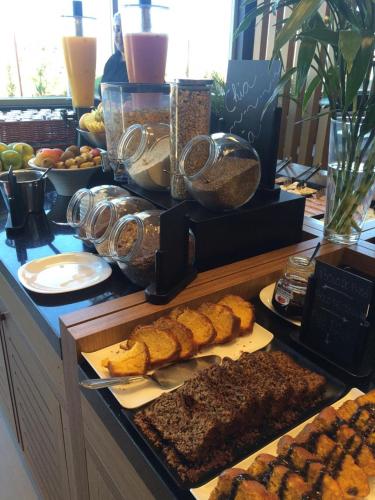 Comida en o cerca de este hotel
