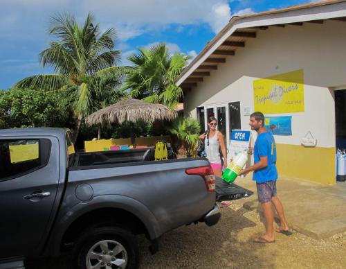 a man and woman standing in the back of a truck at Tropical Divers Resort in Kralendijk