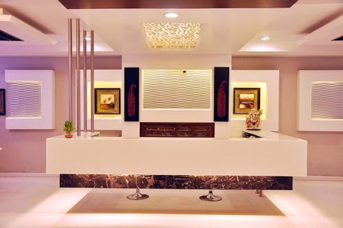 baño grande con chimenea en el centro en Hotel Sun International, en Nueva Delhi