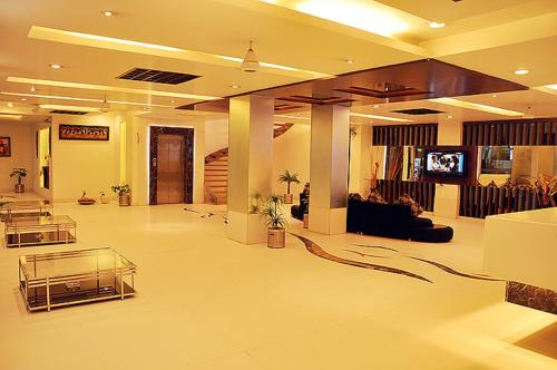 un vestíbulo de un edificio con TV en Hotel Sun International, en Nueva Delhi