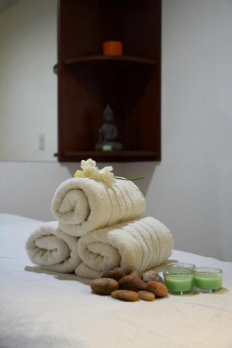 a pile of towels and somenuts on a table at Hotel Cuatro Plazas in Casilda