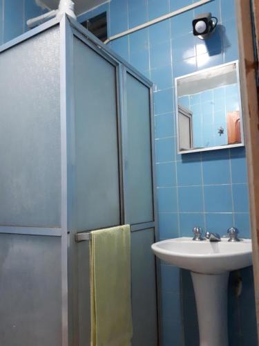bagno con lavandino e specchio di Apartamento Temporada Amazonas a Manaus