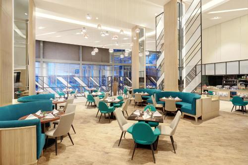 Ruang duduk di Novotel Samator Surabaya Timur