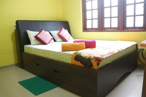 Tempat tidur dalam kamar di Apple Sara Home Stay