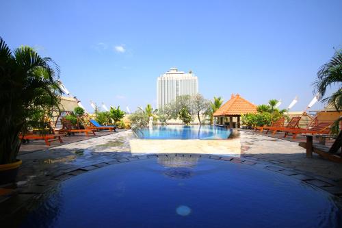 Kolam renang di atau di dekat Grand Arkenso Park View