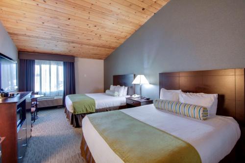 Un pat sau paturi într-o cameră la Best Western Plus, The Inn at Hampton