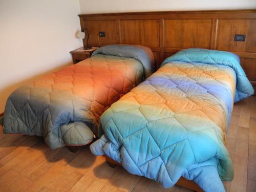 two beds sitting next to each other in a room at Agriturismo Cornolere in Castelcucco