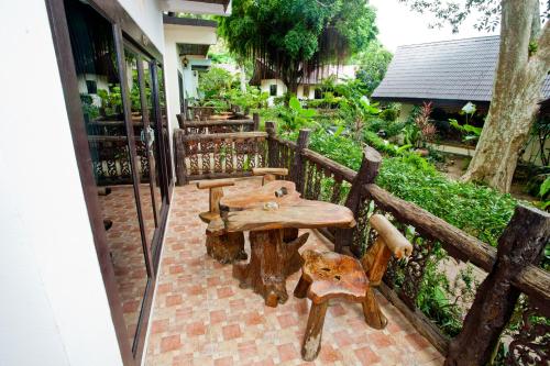 En restaurant eller et andet spisested på Paradise Pearl Bungalows