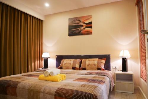 Postel nebo postele na pokoji v ubytování Seven Seas Resort Pattaya & Sofa bed