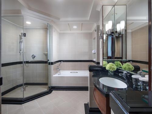 W łazience znajduje się wanna, umywalka i prysznic. w obiekcie Wyndham Beijing North w mieście Changping