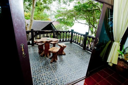 En balkon eller terrasse på Paradise Pearl Bungalows
