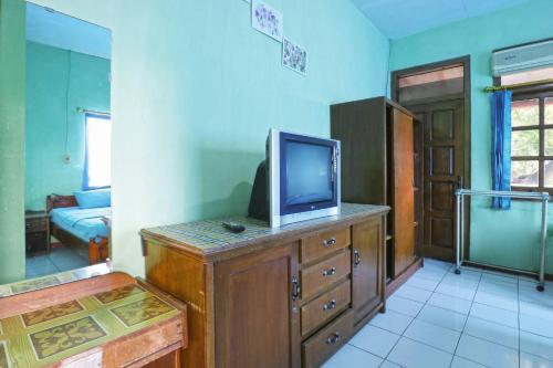 Телевизор и/или развлекательный центр в Hotel Setia Budi