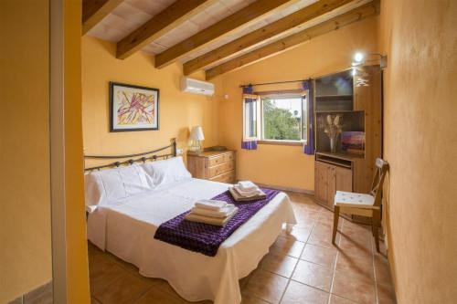 インカにあるSa Sortのベッドルーム(ベッド1台、テレビ付)