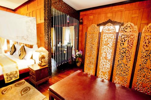 En eller flere senge i et værelse på Paradise Pearl Bungalows