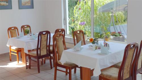 Restoran atau tempat lain untuk makan di Pension Am Bodden