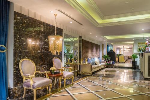 a lobby with chairs and a table and a couch at Al Muhaidb Takhasosi Value in Riyadh
