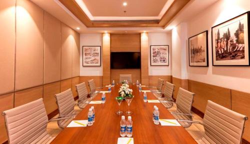 a large conference room with a long table and chairs at Lemon Tree Hotel Lucknow in Lucknow