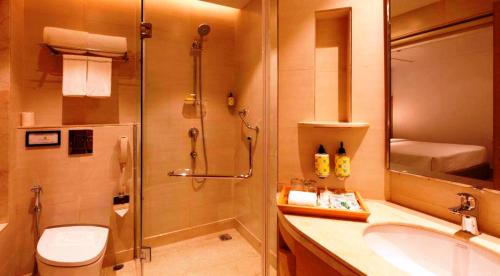 La salle de bains est pourvue de toilettes, d'un lavabo et d'une douche. dans l'établissement Lemon Tree Hotel Lucknow, à Lucknow