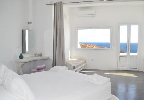 Un pat sau paturi într-o cameră la Golden Beach Resort Anafi