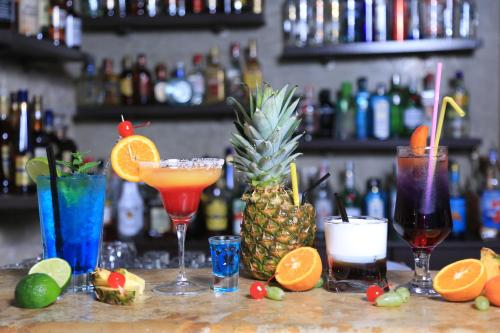 a bar with cocktails and fruit on a counter at Country Inn in Kallithea Halkidikis