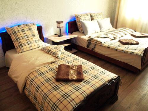 トヴェリにあるАпартаменты Тверичанка на Озёрной 7/2のベッドルーム1室(ベッド2台、テーブル、財布付)